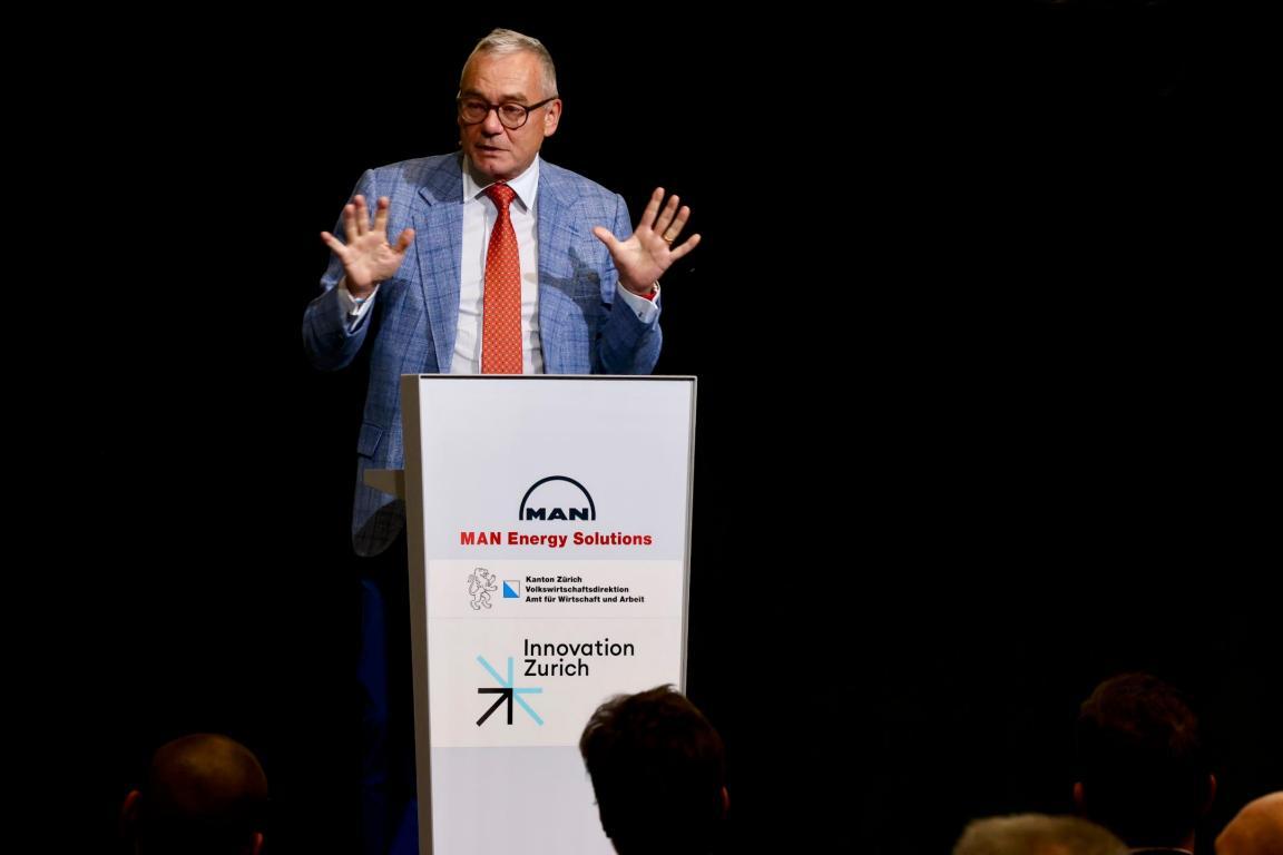 Ruedi Noser auf der Bühne