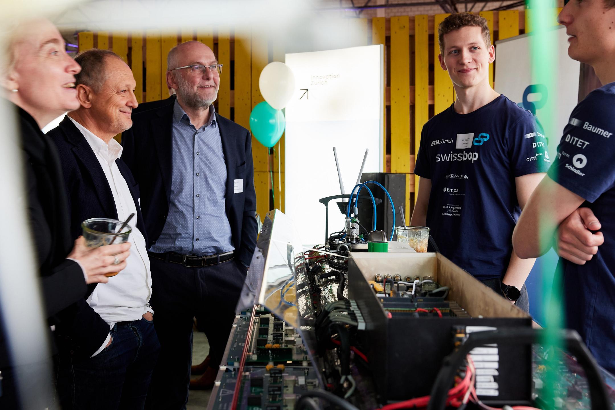 Die Studierenden des Projekts Swissloop im Gespräch mit Gästen