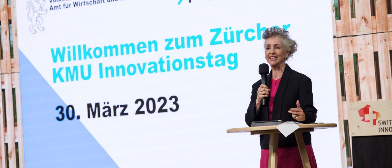 Regierungsrätin Carmen Walker Späh auf der Bühne des ersten Zürcher KMU Innovationstages 2023