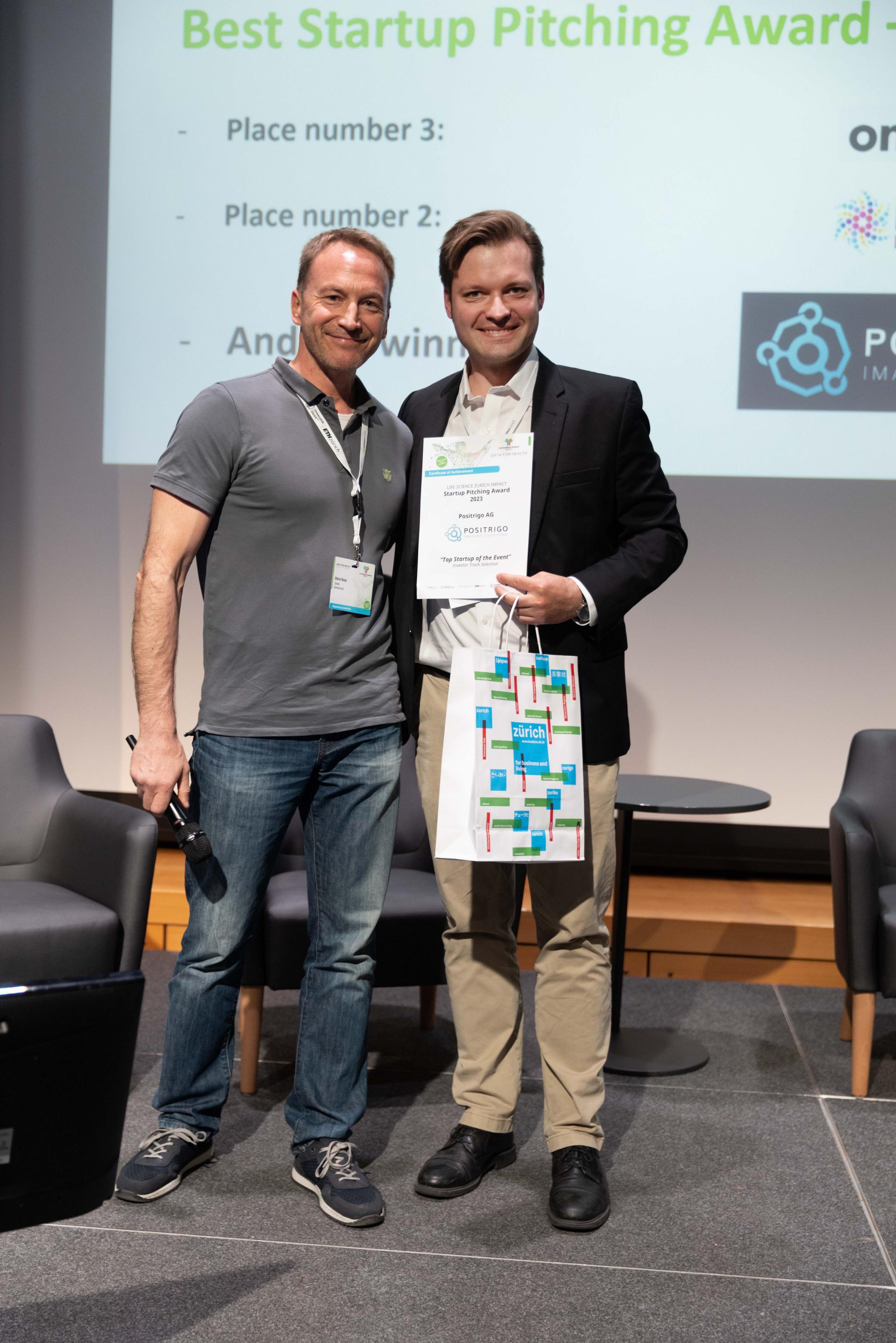 Chris Russ (ZHAW) überreicht Publikums Award an Positrigo AG an der Life Science Zurich Impact Conference 2023