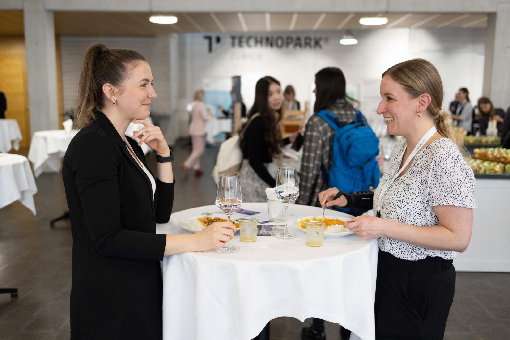 Networking während der Mittagspause der Life Science Zurich Impact Conference 2023