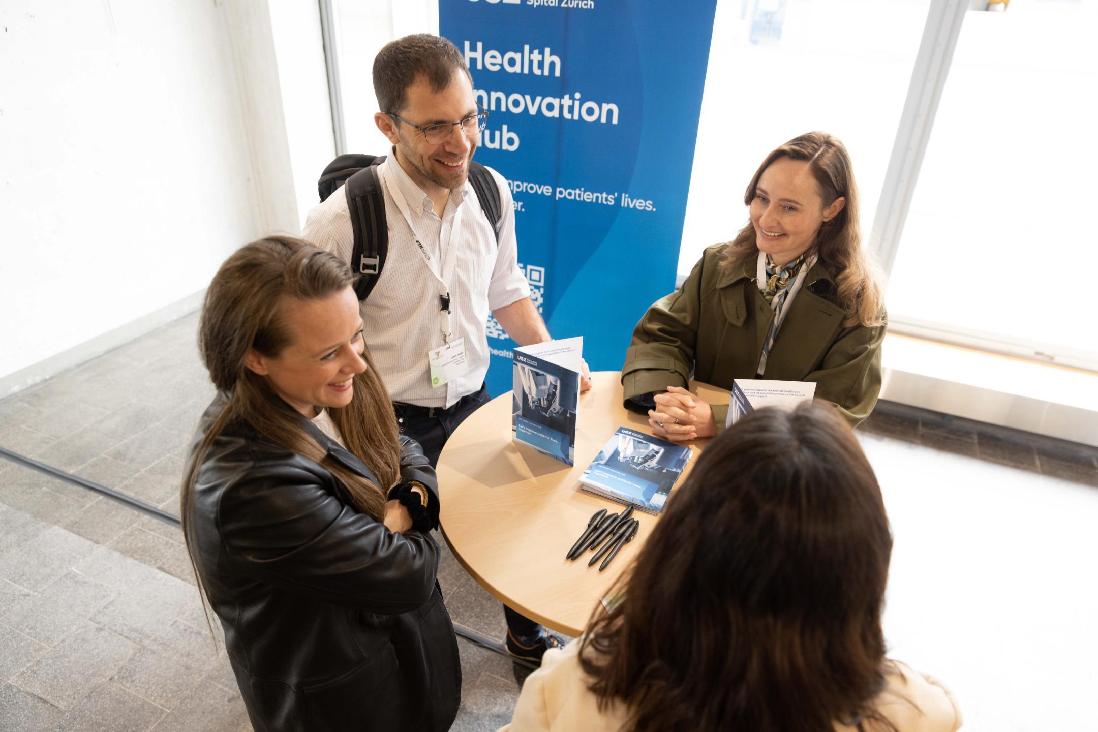 Konferenzteilnehmer am Stand der USZ an der Life Science Zurich Impact Conference 2023