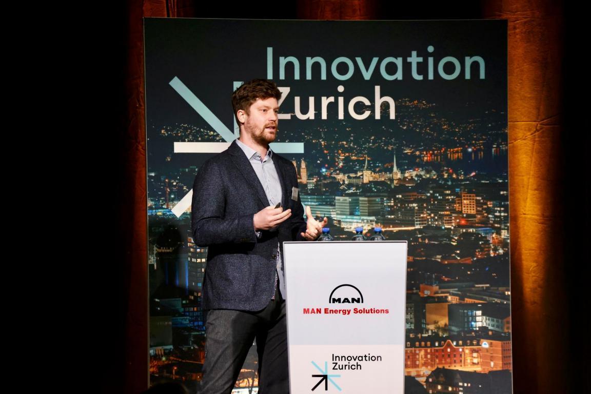 Mann auf der Bühne.