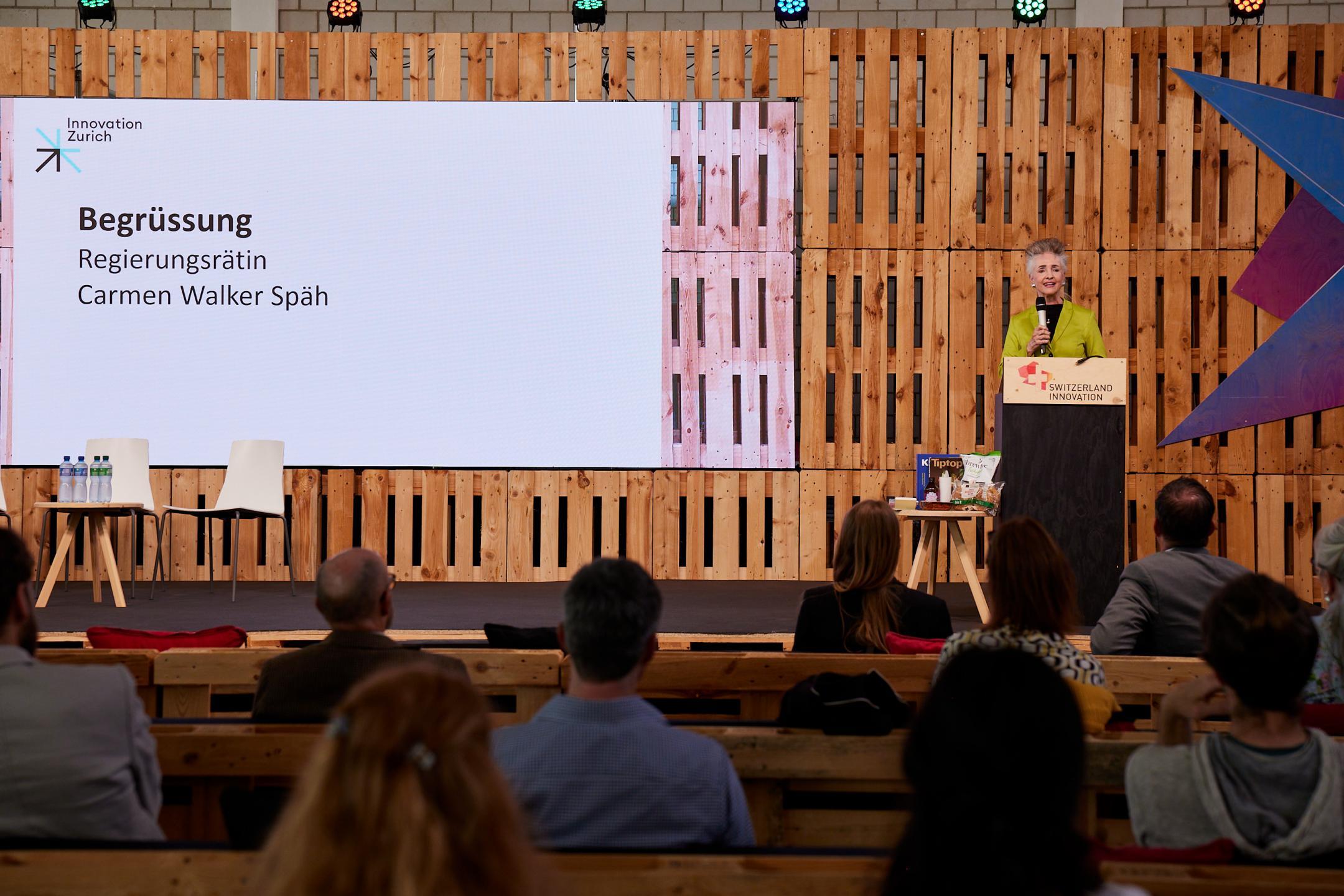 Regierungsrätin Carmen Walker Späh betonte die Wichtigkeit der Zusammenarbeit von Forschung, Wirtschaft und Politik zur Förderung von Innovation.