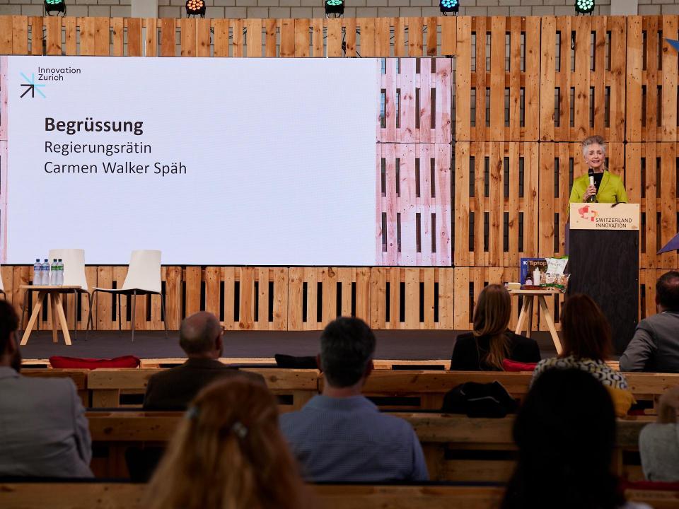 Regierungsrätin Carmen Walker Späh betonte die Wichtigkeit der Zusammenarbeit von Forschung, Wirtschaft und Politik zur Förderung von Innovation.