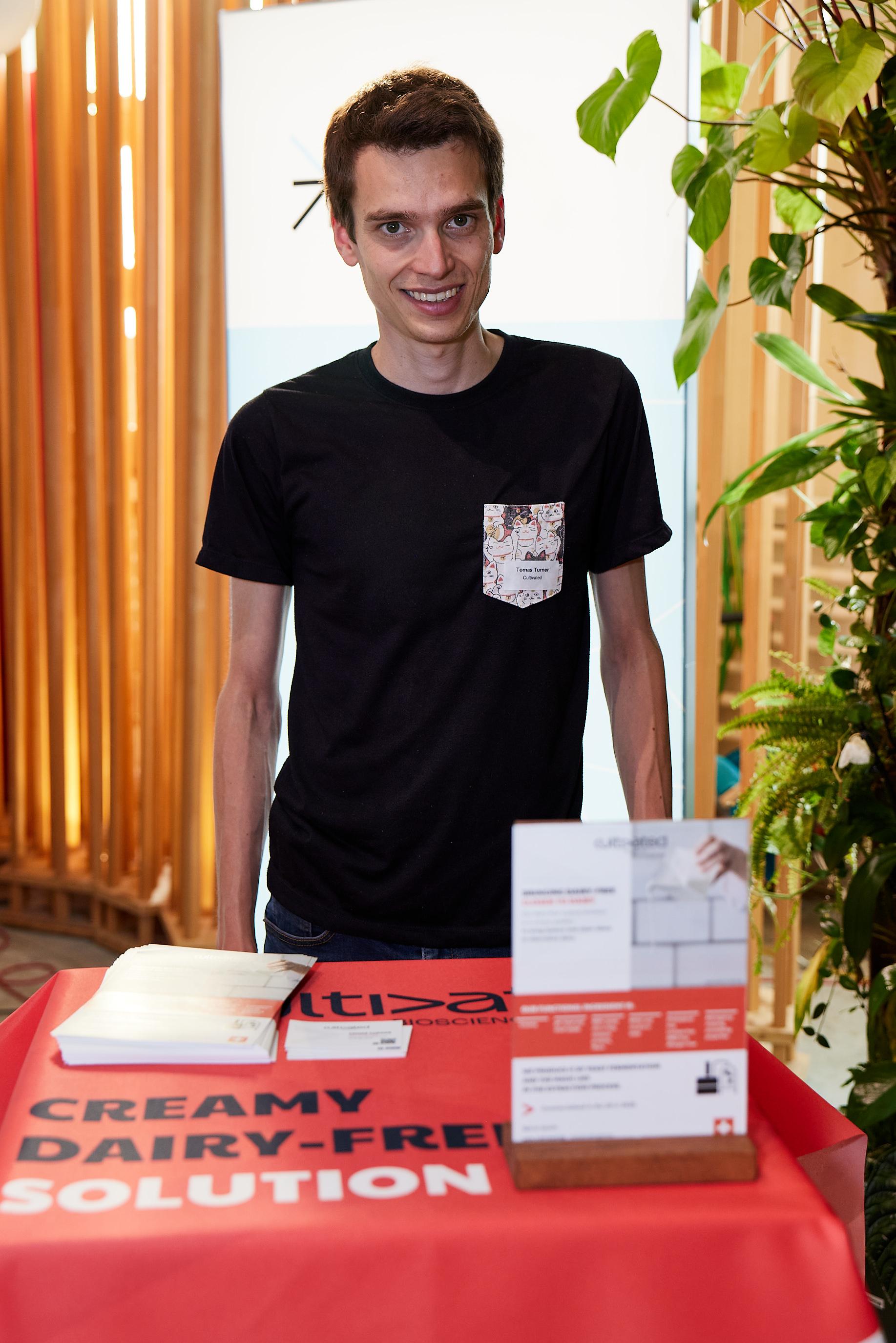 Cultivated Biosciences entwickelt eine innovative, cremige Fettzutat aus fermentierter Hefe, um das Mundgefühl und die Textur von pflanzlichen Milchalternativen wie Käse und Joghurt zu verbessern.