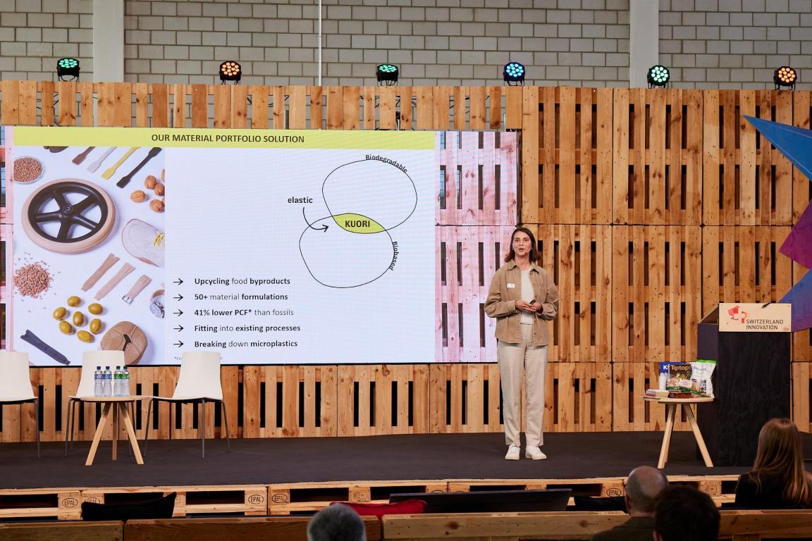 KUORI-Gründerin Sarah Harbarth auf der Bühne