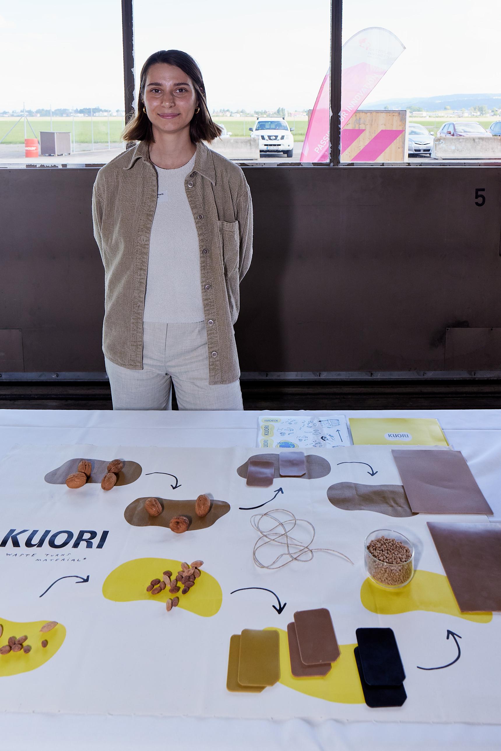 Kuori nutzt Lebensmittelabfälle wie Bananenschalen zur Herstellung nachhaltiger Produkte wie Schuhsohlen und Uhrenarmbänder. Bild: Tim Love Weber 