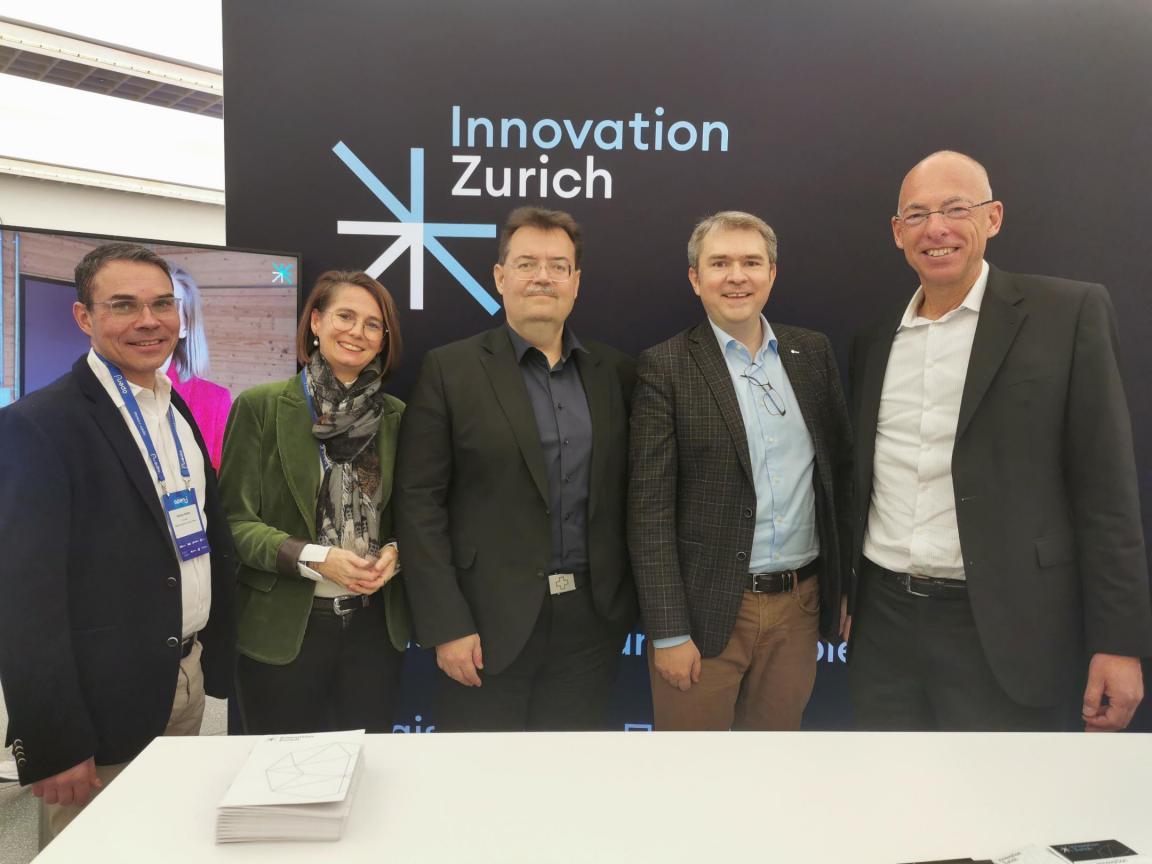 5 Personen stehen nebeneinander.