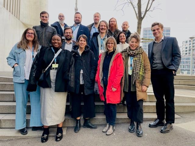 Die 15 Teilnehmenden am Anlass posieren auf einer Treppe