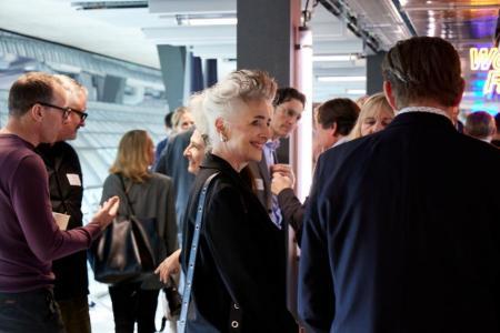 Volkswirtschaftsdirektorin Carmen Walker Späh spricht mit anwesenden Gästen