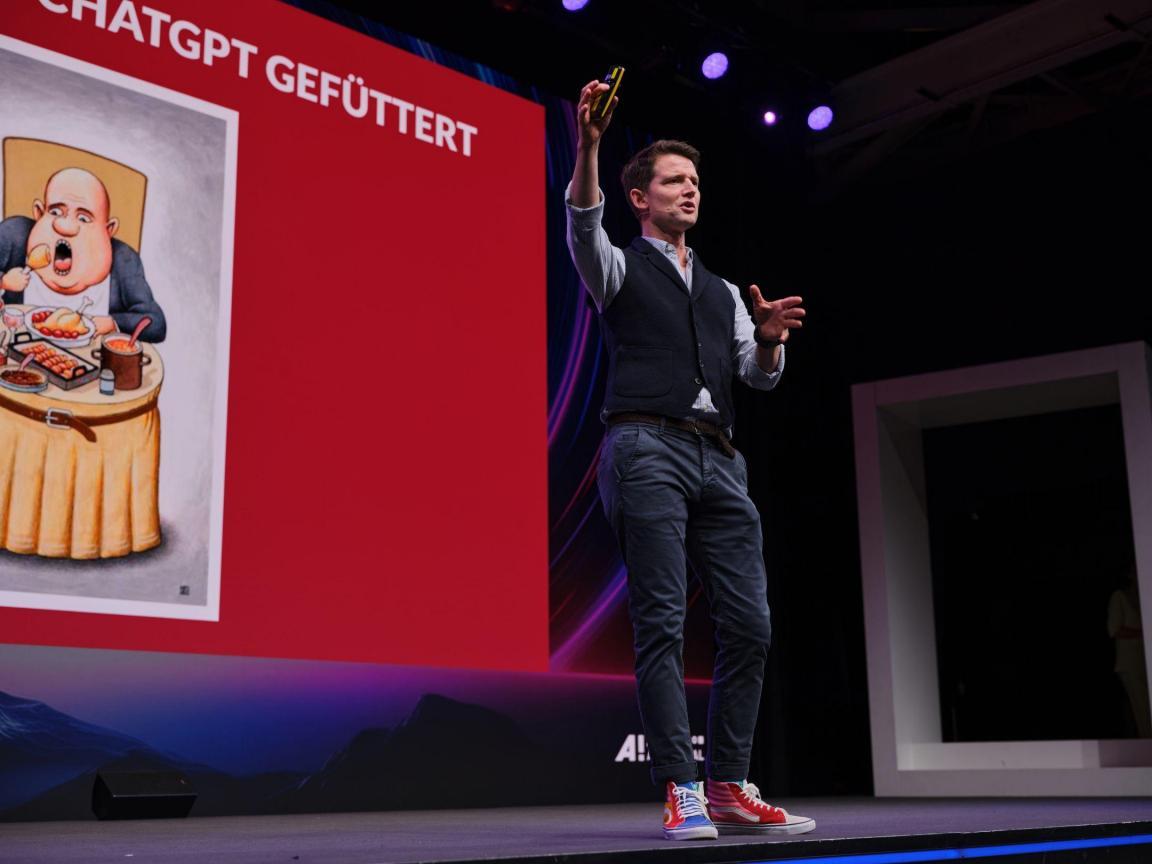 Fabian Unteregger steht auf der Bühne des Zurich AI Festivals.