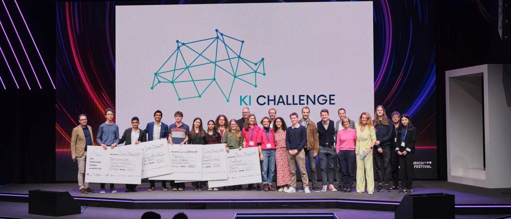 Eine grosse Gruppe von Jugendlichen, Jurorinnen und Juroren steht auf der Bühne des Zurich AI Festivals vor dem Logo der KI Challenge und hält symbolische Schecks.