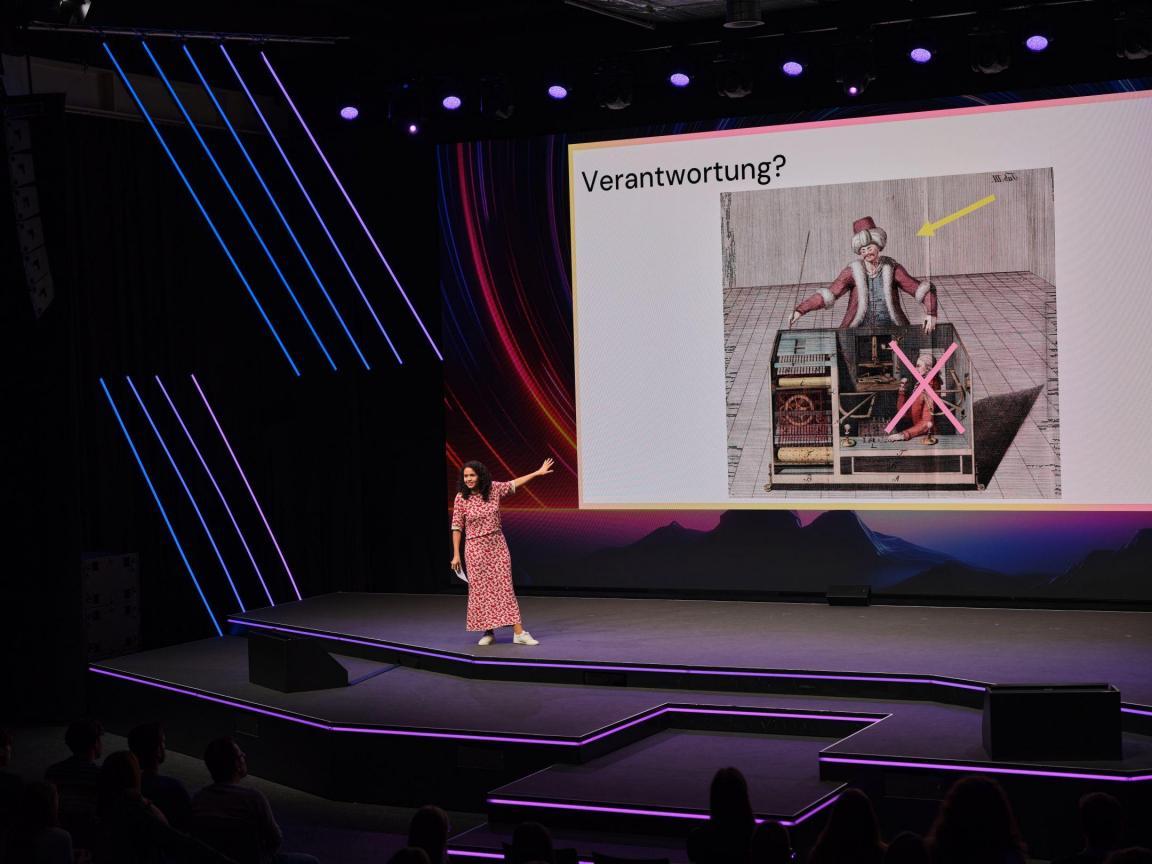 Nathalie Klauser zeigt auf eine Folie mit dem Titel «Verantwortung?» während ihres Vortrags am Zurich AI Festival.