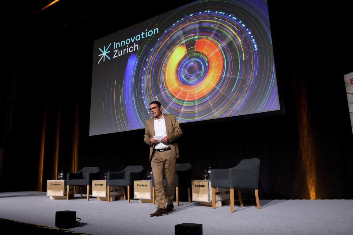 Markus Müller spricht auf der Bühne bei «Industrie im Dialog» in Zürich.