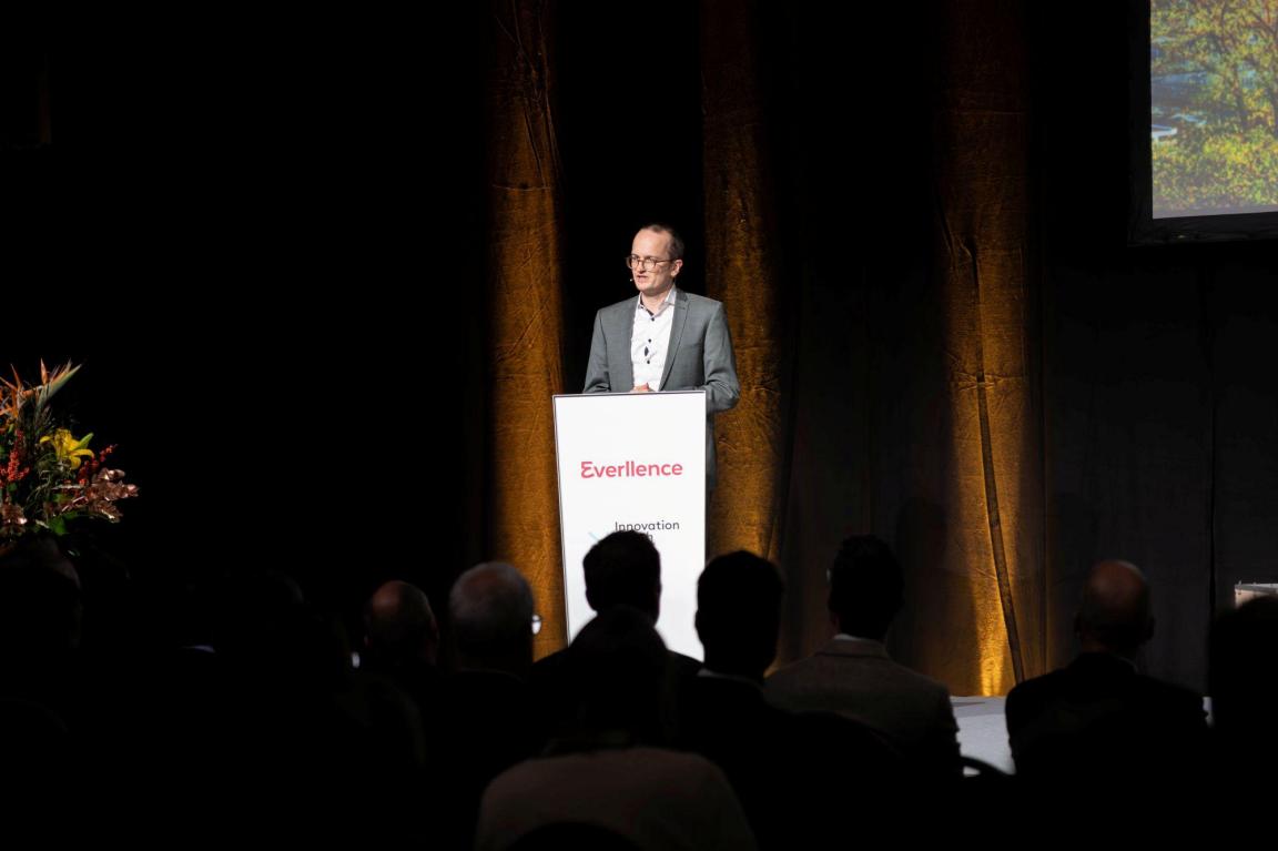 Martin Neukom spricht am Rednerpult vor Publikum bei «Industrie im Dialog» in Zürich.