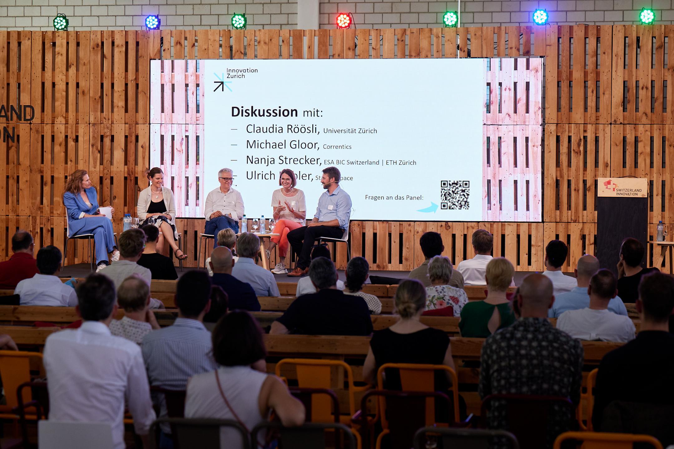 v. l. n. r.: Kathrin Hönegger, Moderatorin, Claudia Röösli (Universität Zürich), Ulrich Kübler (Starlab Space), Nanja Strecker (ESA BIC Switzerland und ETH Zurich | Space) und Michael Gloor (Correntics). Bild: Tim Love Weber 