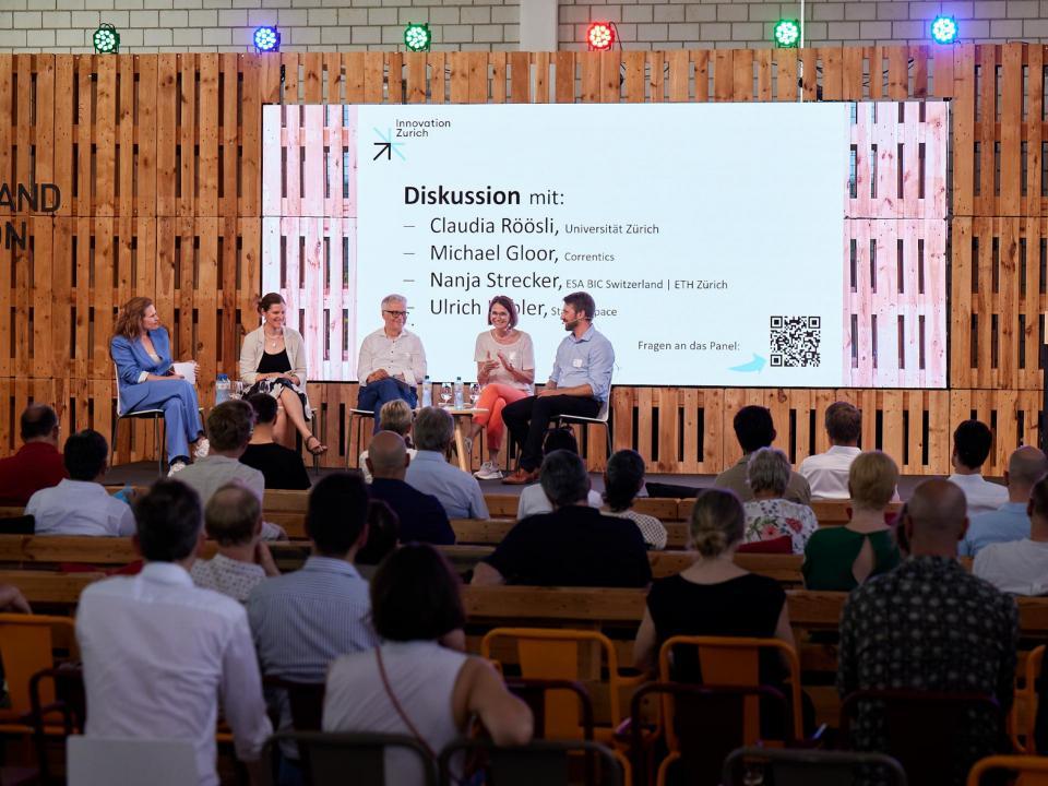 v. l. n. r.: Kathrin Hönegger, Moderatorin, Claudia Röösli (Universität Zürich), Ulrich Kübler (Starlab Space), Nanja Strecker (ESA BIC Switzerland und ETH Zurich | Space) und Michael Gloor (Correntics). Bild: Tim Love Weber 
