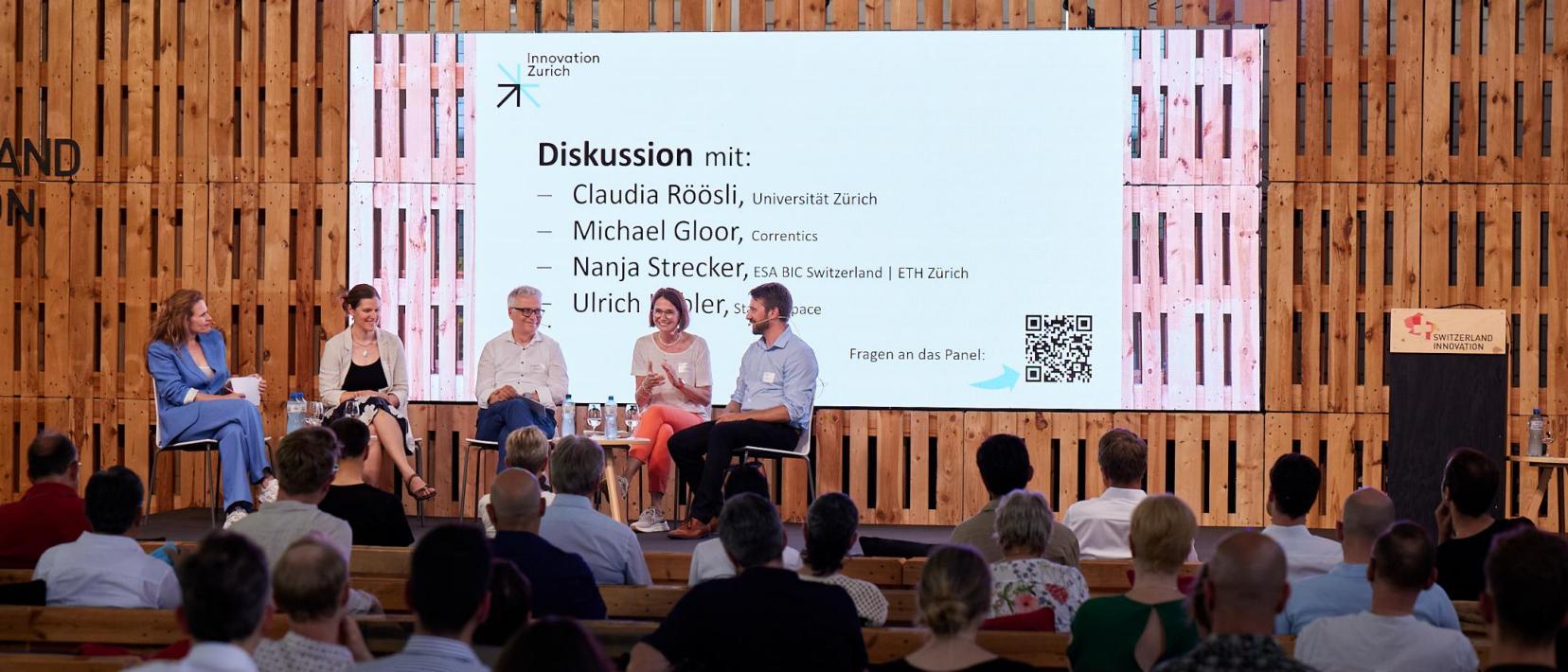 v. l. n. r.: Kathrin Hönegger, Moderatorin, Claudia Röösli (Universität Zürich), Ulrich Kübler (Starlab Space), Nanja Strecker (ESA BIC Switzerland und ETH Zurich | Space) und Michael Gloor (Correntics). Bild: Tim Love Weber 
