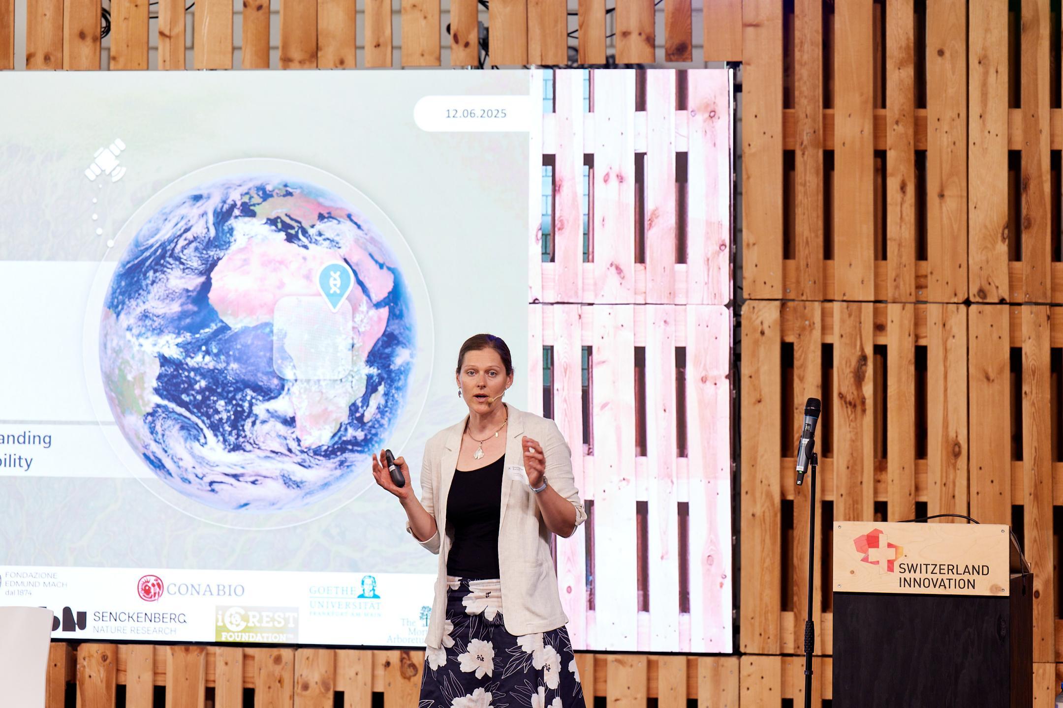 Claudia Röösli, Gruppe für Anwendungen und Dienste der Erdbeobachtung von der Universität Zürich. Bild: Tim Love Weber 
