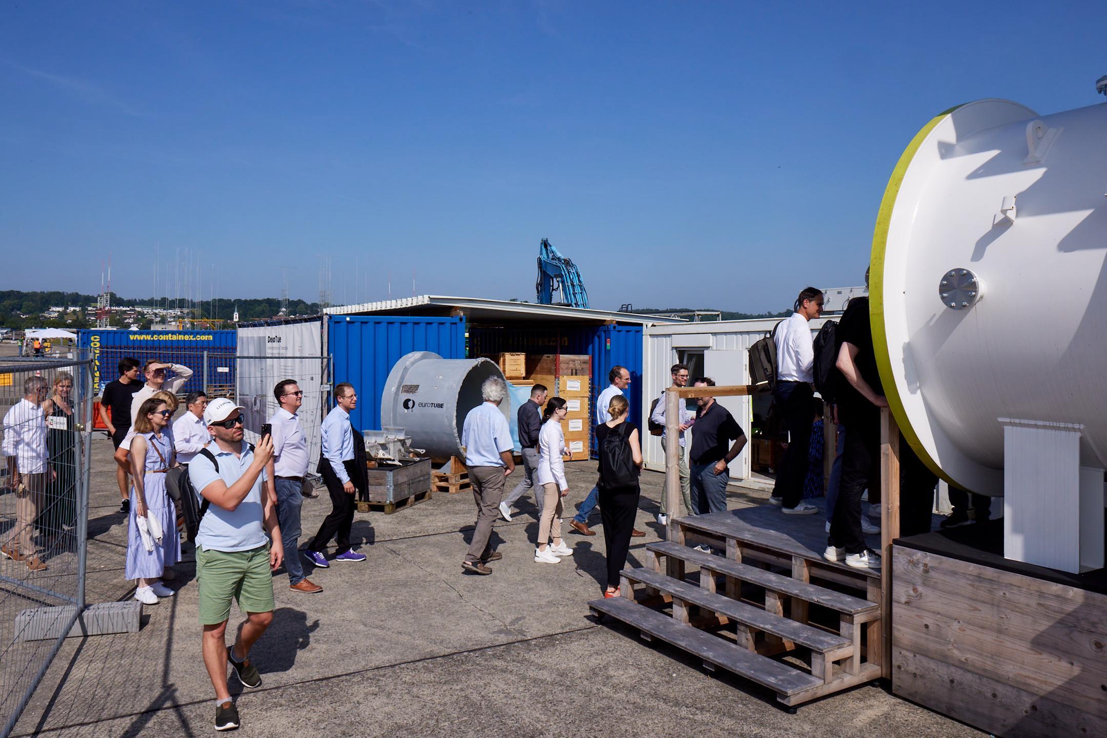 Vor dem eigentlichen Event gab es für angemeldete Personen eine geführte Tour durch den Innovationspark Zürich. Bild: Tim Love Weber 