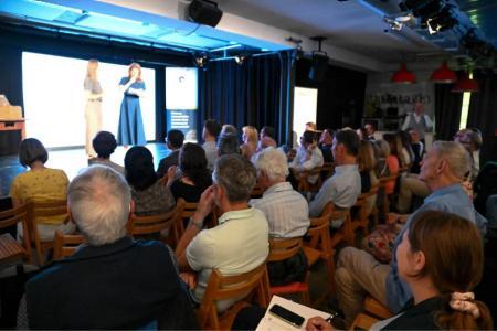 Zahlreiche Teilnehmende schauten sich gespannt die Präsentationen an.