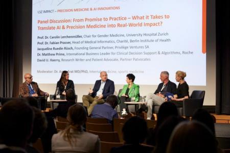 Es ist das Panel auf der grossen Bühnen zu sehen. Es sind sechs Personen sitzend zu sehen. Abwechslungsweise ein Mann und eine Frau. 