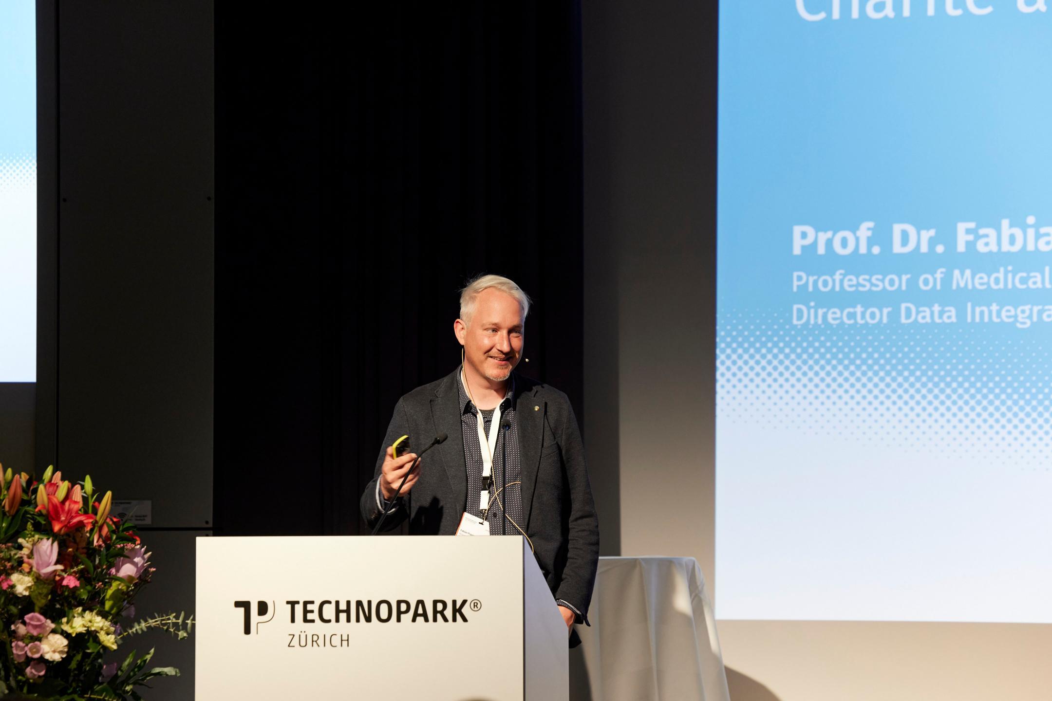 Prof. Fabian Prasser in Nahaufnahme bei seiner Keynote-Rede auf der grossen Bühne.