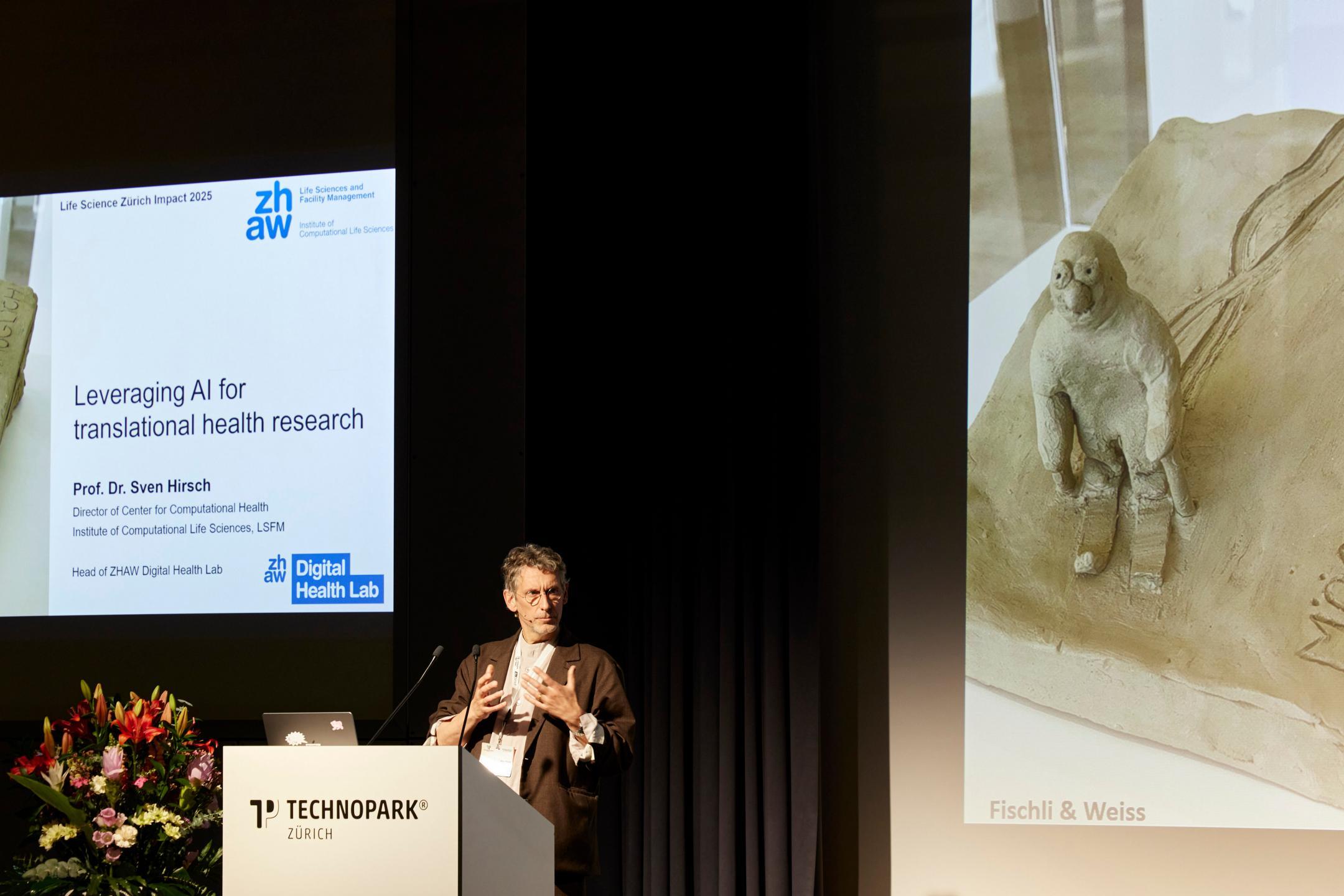 Session Chair Prof. Sven Hirsch bei seiner Rede auf der grossen Bühne.