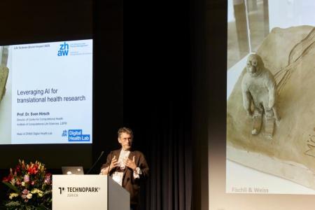 Session Chair Prof. Sven Hirsch bei seiner Rede auf der grossen Bühne.