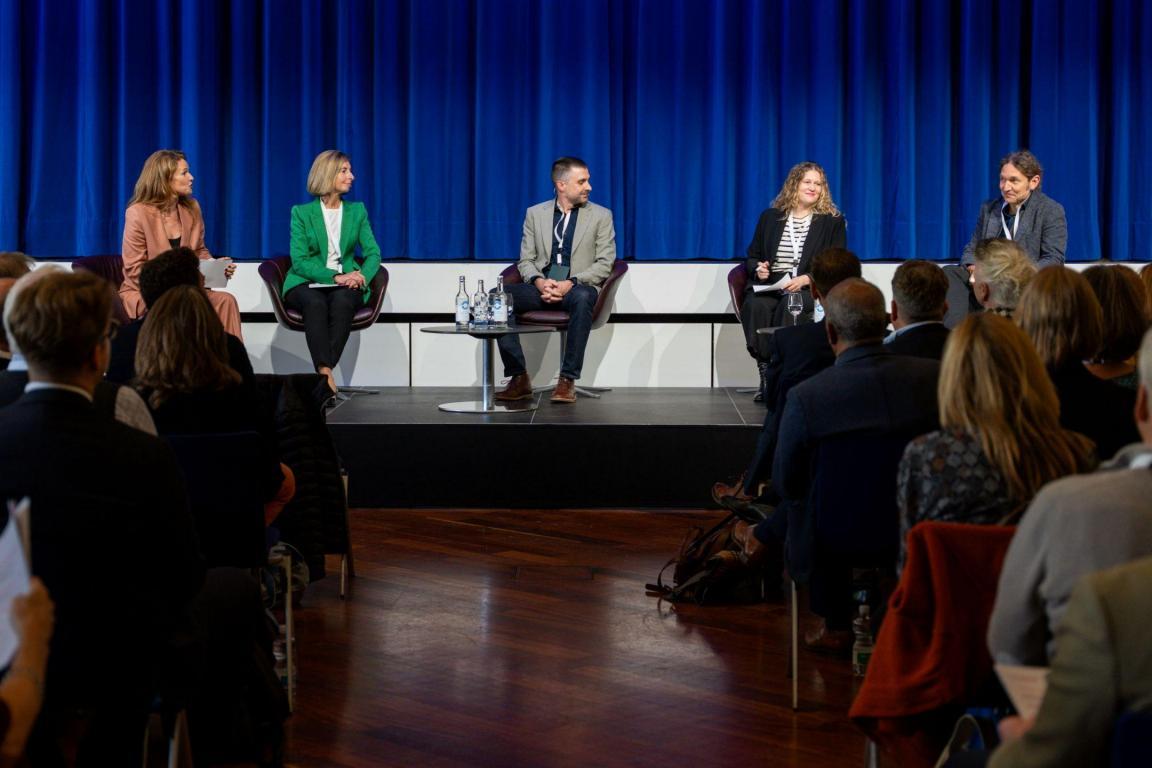odiumsdiskussion am 1. Zürcher Stiftungsforum zum Thema ‹Kollaboration schafft Wirkung – Chancen und Herausforderungen für die Förderung im Kanton Zürich›. Fünf Panelteilnehmende diskutieren auf der Bühne vor dem Publikum.