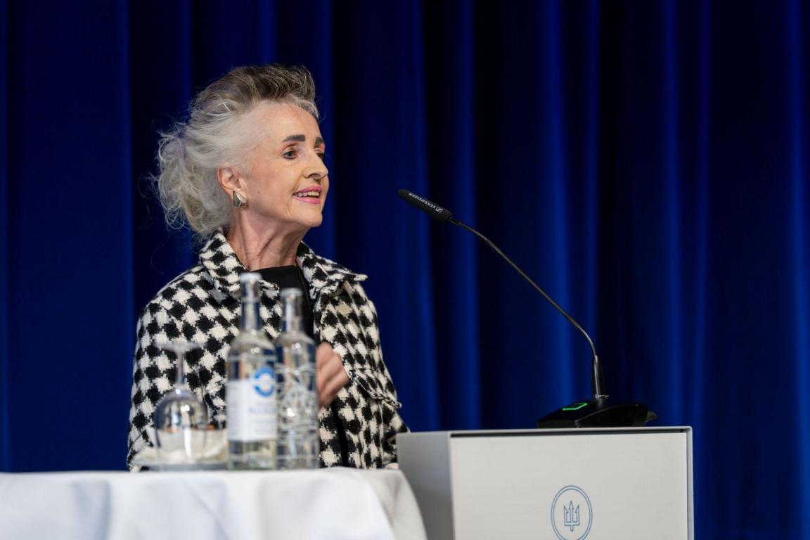 Regierungsrätin Carmen Walker Späh spricht am 1. Zürcher Stiftungsforum im Lake Side Zürich. In ihrer Begrüssung betont sie die Bedeutung des Stiftungssektors für den Kanton Zürich.