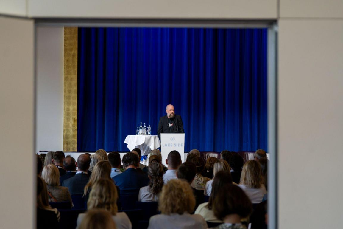 Dr. David Hesse von der Stiftung Mercator Schweiz hält das Inputreferat am 1. Zürcher Stiftungsforum im Lake Side Zürich.