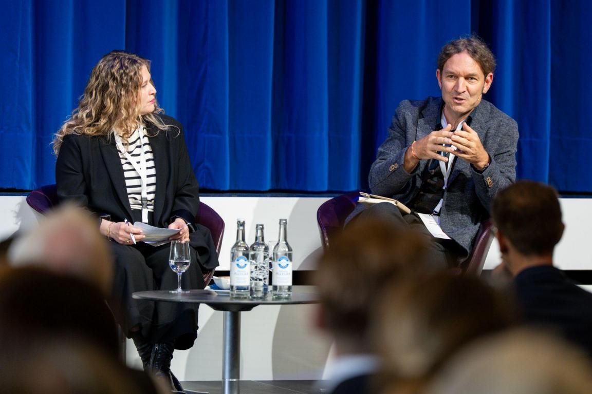 Mia Odermatt (Co-Leiterin des Kultur Komitee Winterthur) und Stefan Huber (Stiftung Mercator Schweiz) in der Paneldiskussion am 1. Zürcher Stiftungsforum.