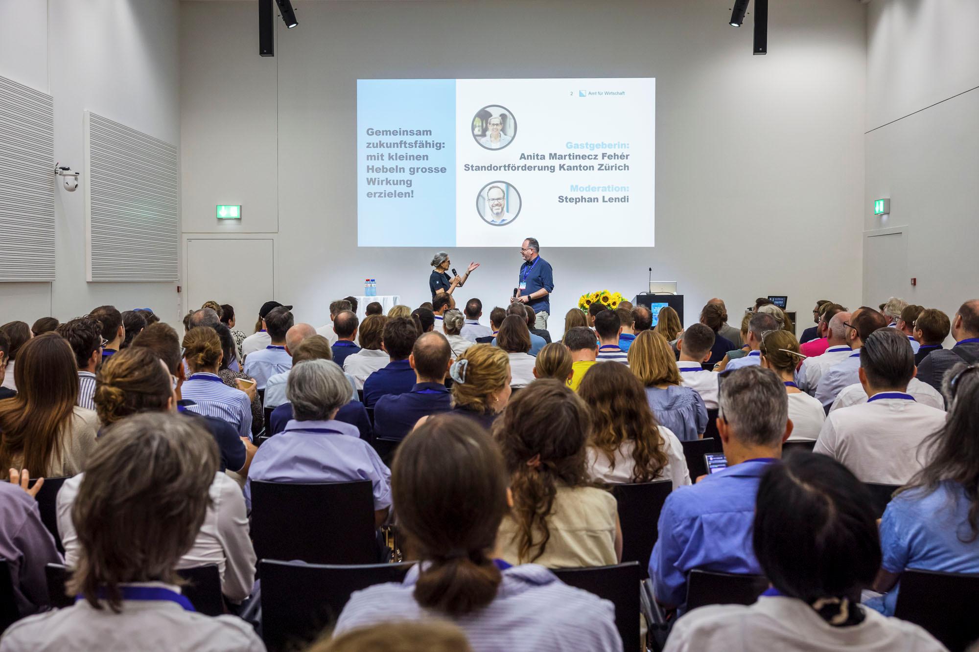 Projektleiterin Anita Martinecz Fehér von der Standortförderung des Kantons Zürich eröffnete gemeinsam mit Moderator Stephan Lendi den Zürcher KMU Innovationstag 2025.