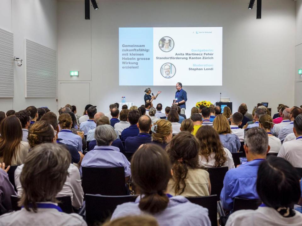 Projektleiterin Anita Martinecz Fehér von der Standortförderung des Kantons Zürich eröffnete gemeinsam mit Moderator Stephan Lendi den Zürcher KMU Innovationstag 2025.