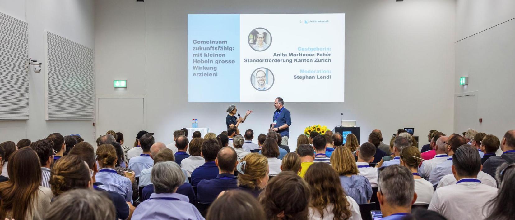 Projektleiterin Anita Martinecz Fehér von der Standortförderung des Kantons Zürich eröffnete gemeinsam mit Moderator Stephan Lendi den Zürcher KMU Innovationstag 2025.