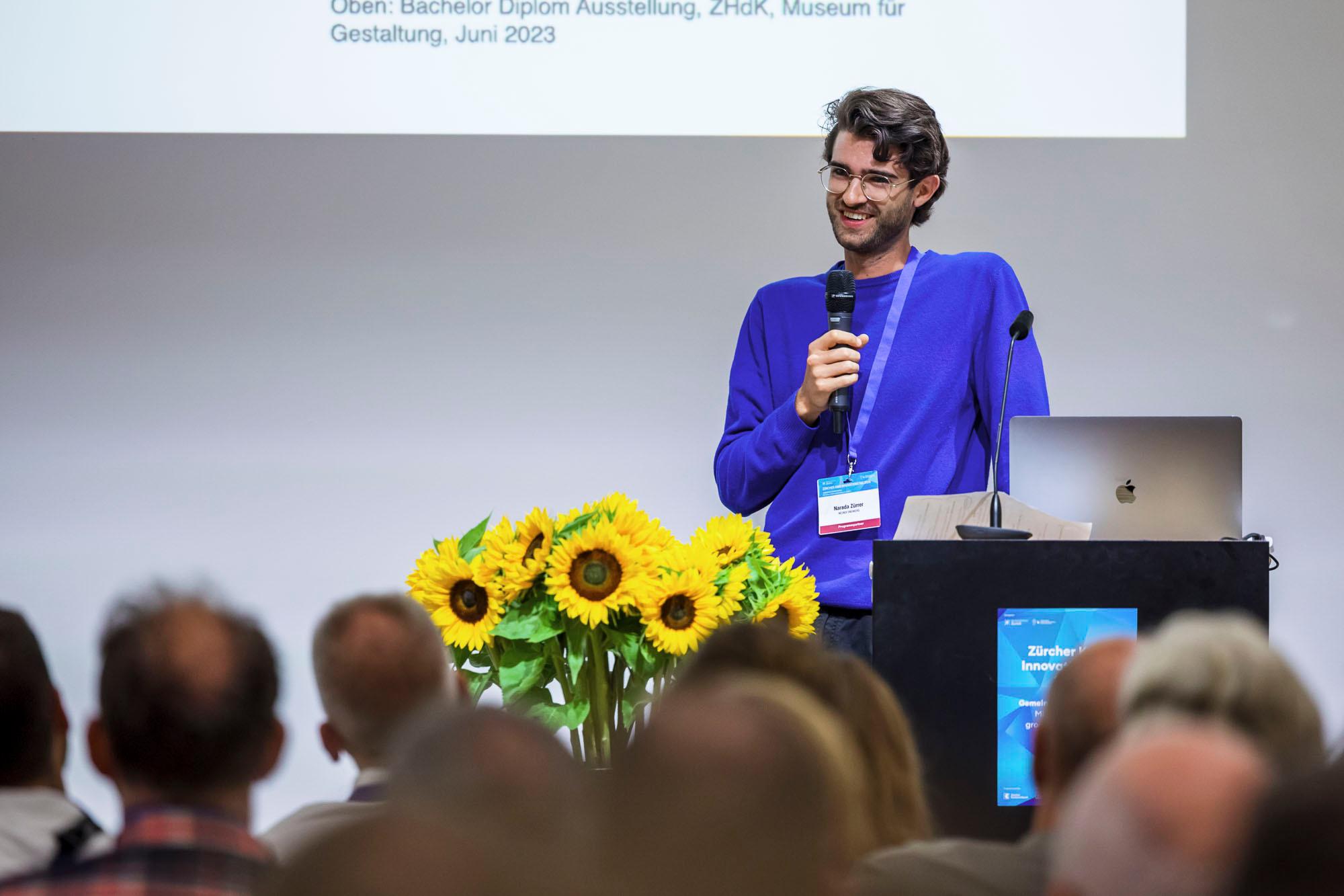 Gründer von NEUNOI Sneaker Narada Zürrer stand auf der Bühne. 