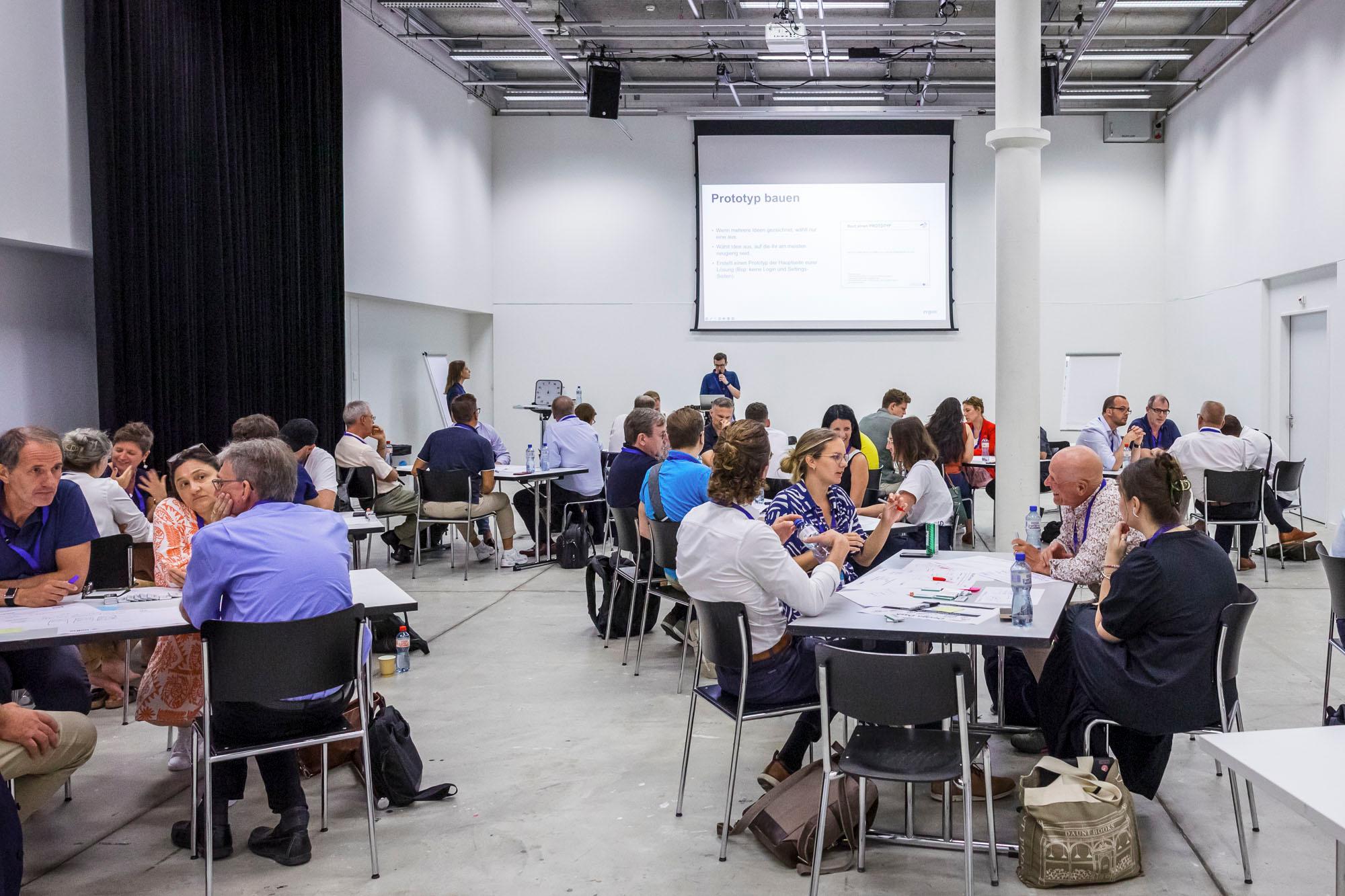 Am Zürcher KMU Innovationstag 2025 gab es verschiedene Workshops, die besucht werden konnten, wie hier einer der Ergon Informatik AG von Expert User Experience Designer Julien Silva, «Kreislaufwirtschaft: Welche reellen Hebel gibt es in meinem KMU?». 