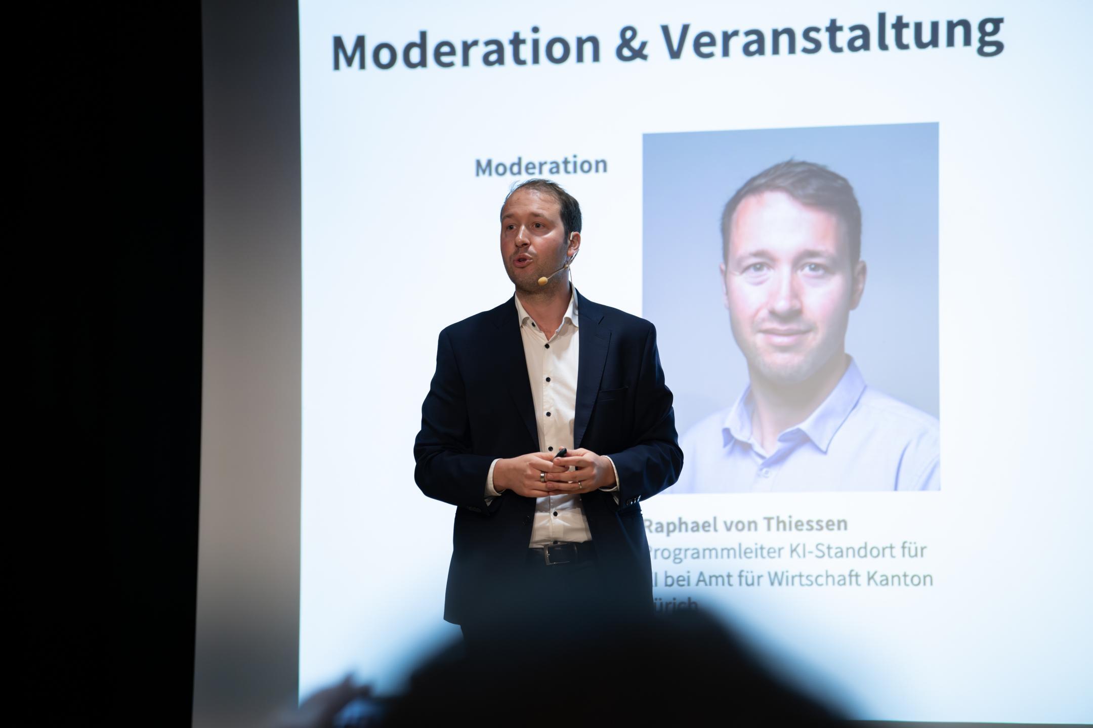 Der Moderator des Abends Raphael von Thiessen
