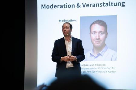 Der Moderator des Abends Raphael von Thiessen