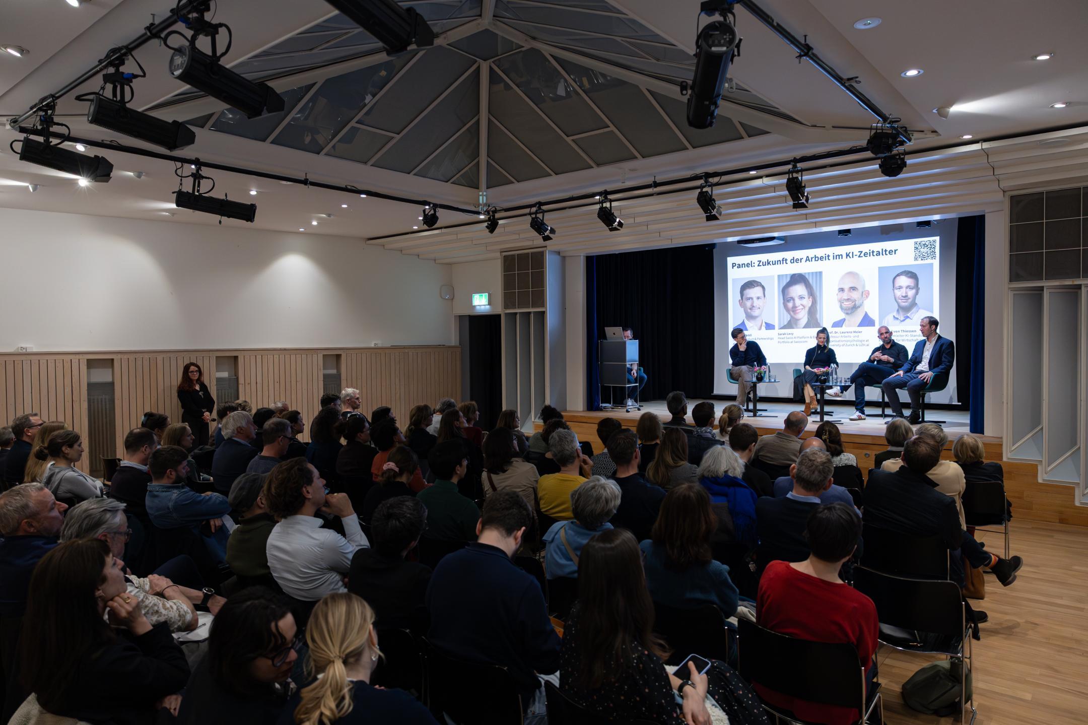 Die Gäste hören der Paneldiskussion zu