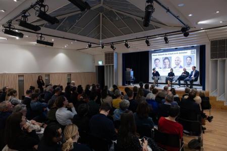 Die Gäste hören der Paneldiskussion zu