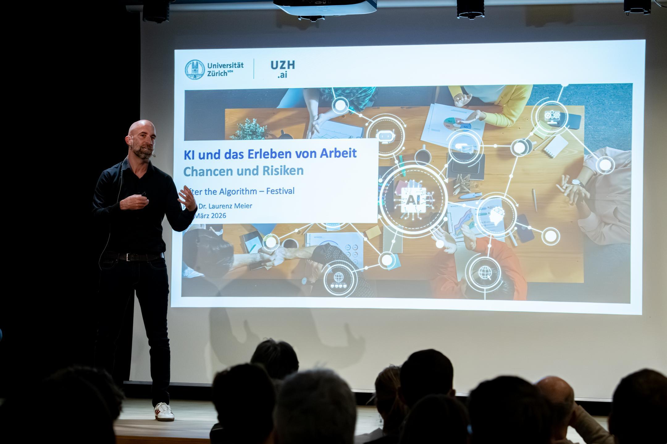 Prof. Dr. Laurenz Meier hält seine Präsentation