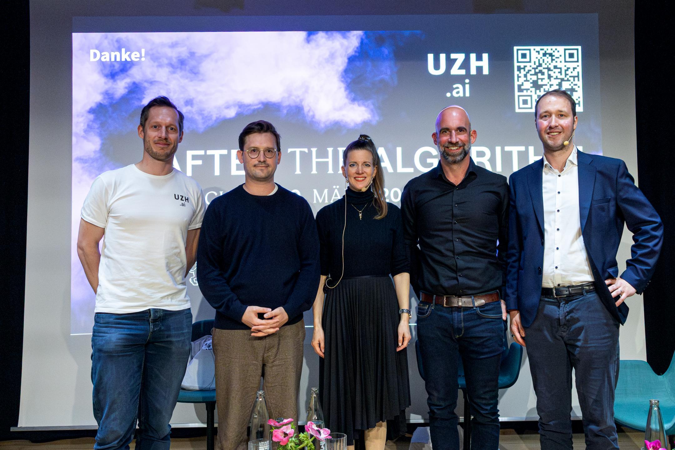 Der Veranstalter, die drei Speaker und der Moderator des Abends