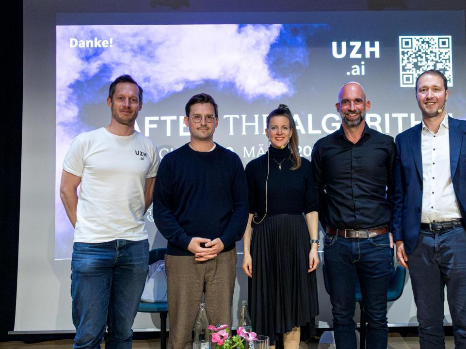 Der Veranstalter, die drei Speaker und der Moderator des Abends