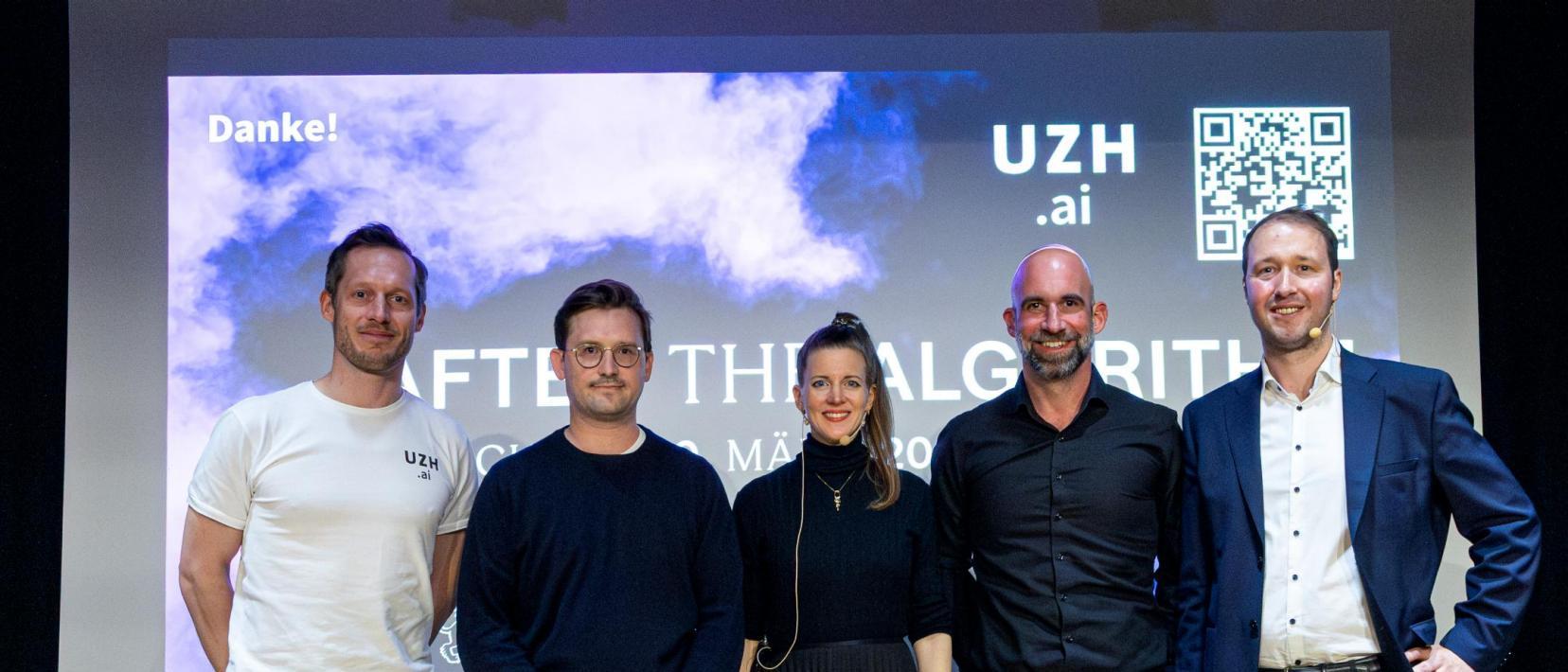 Der Veranstalter, die drei Speaker und der Moderator des Abends