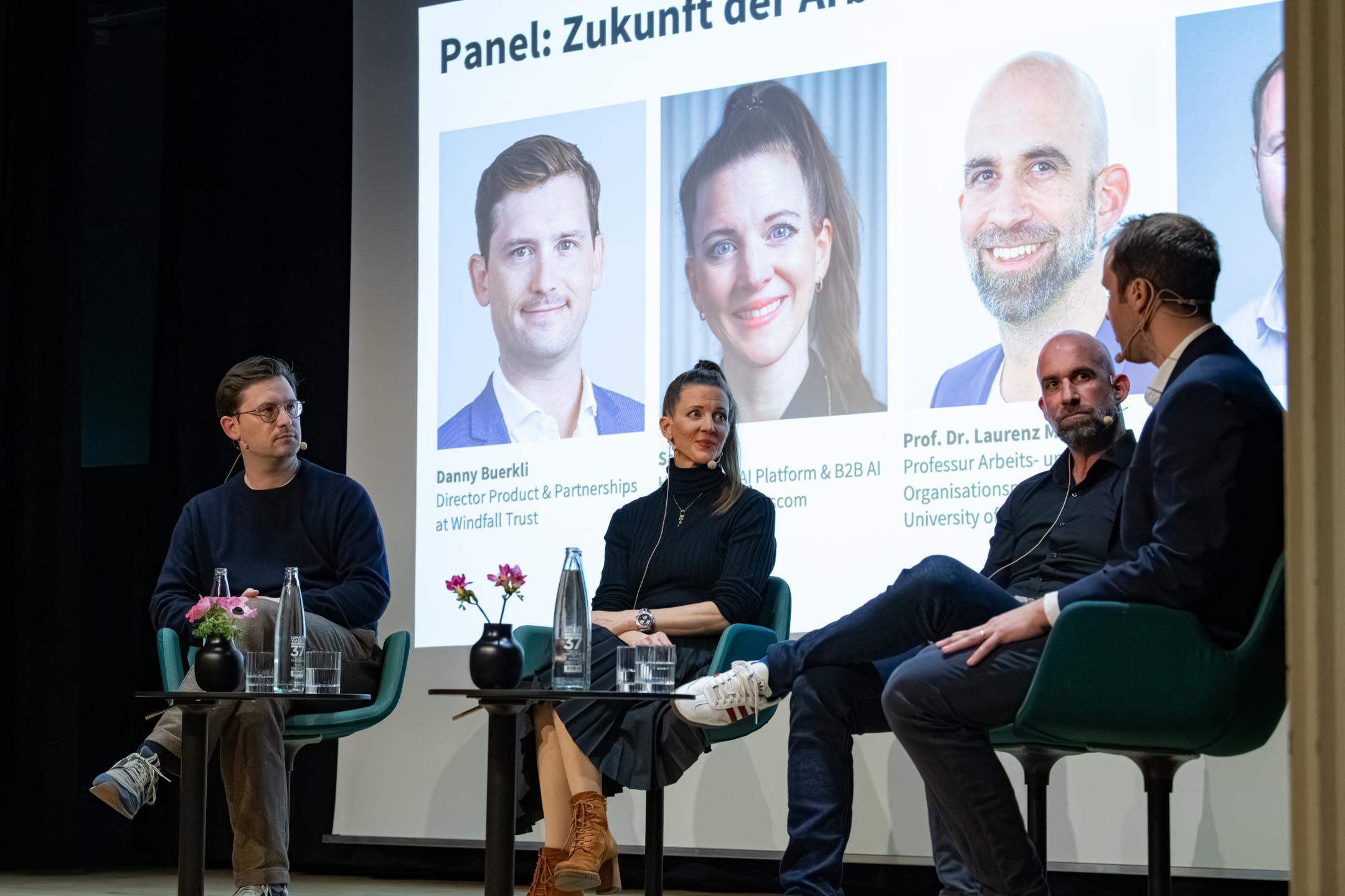 Paneldiskussion mit drei Speakern und Moderator