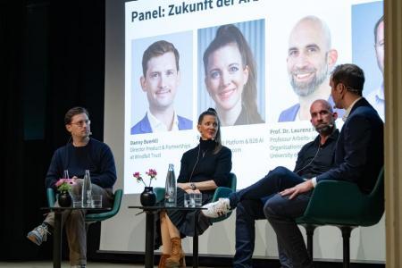 Paneldiskussion mit drei Speakern und Moderator
