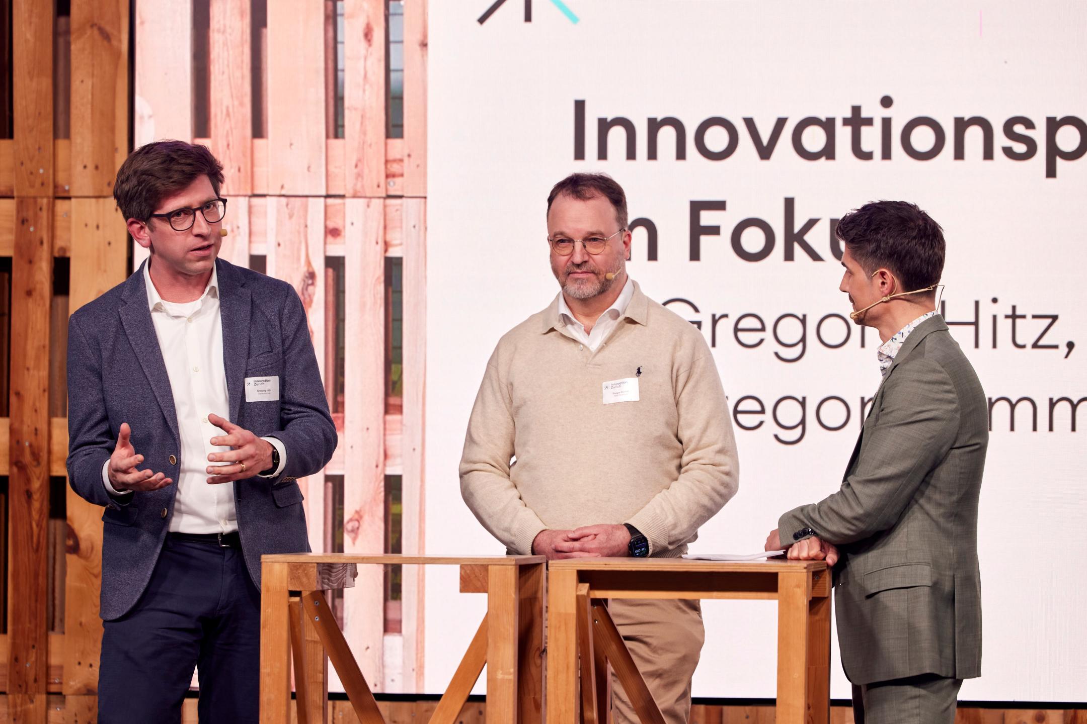 Zwei Vertreter von ABB uns Sevensense auf der Bühne